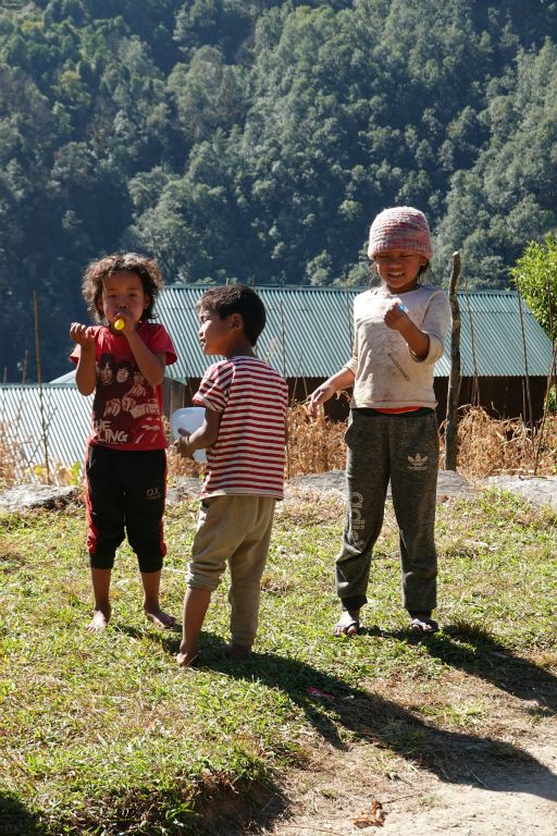 A Ghurjung d'en bas, une des rares rencontres d'enfants